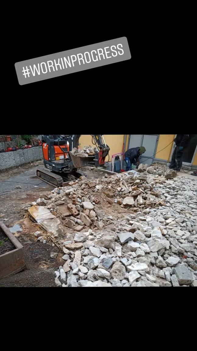 Minibagger in schmaler Zufahrt