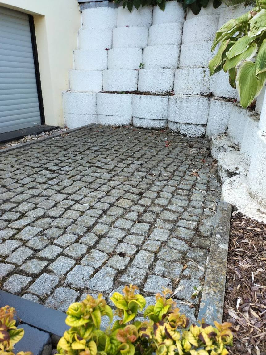 Frisch verlegte Pflasterfläche mit sauber gesetzten Randsteinen