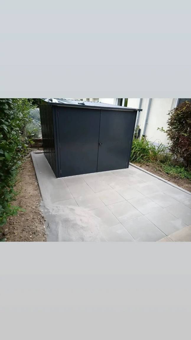 Fertige Pflasterfläche vor dem Haus