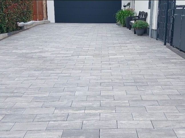 Fertig gepflasterte Hofeinfahrt bis zum Garagentor