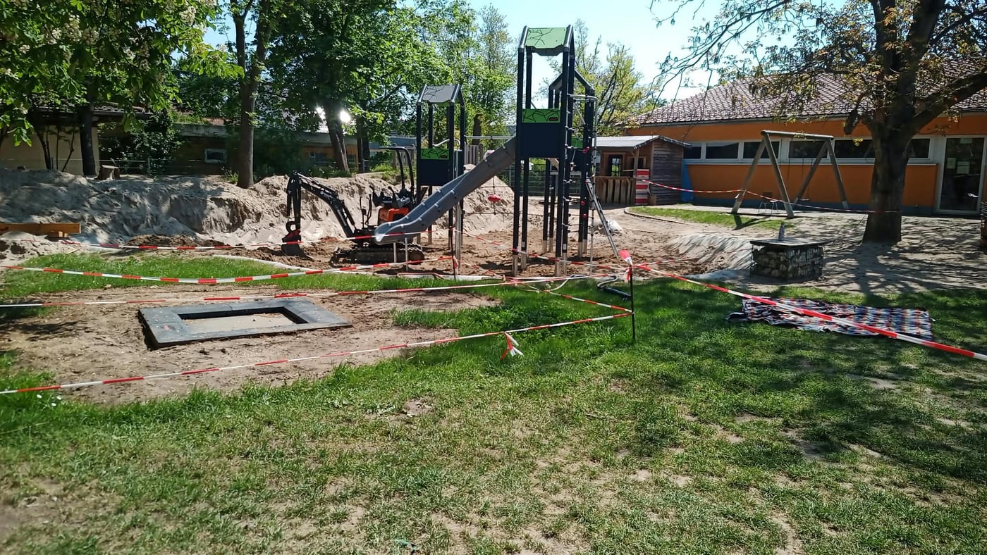 Aufbau eines Spielturms mit Rutsche auf dem Kita-Gelände