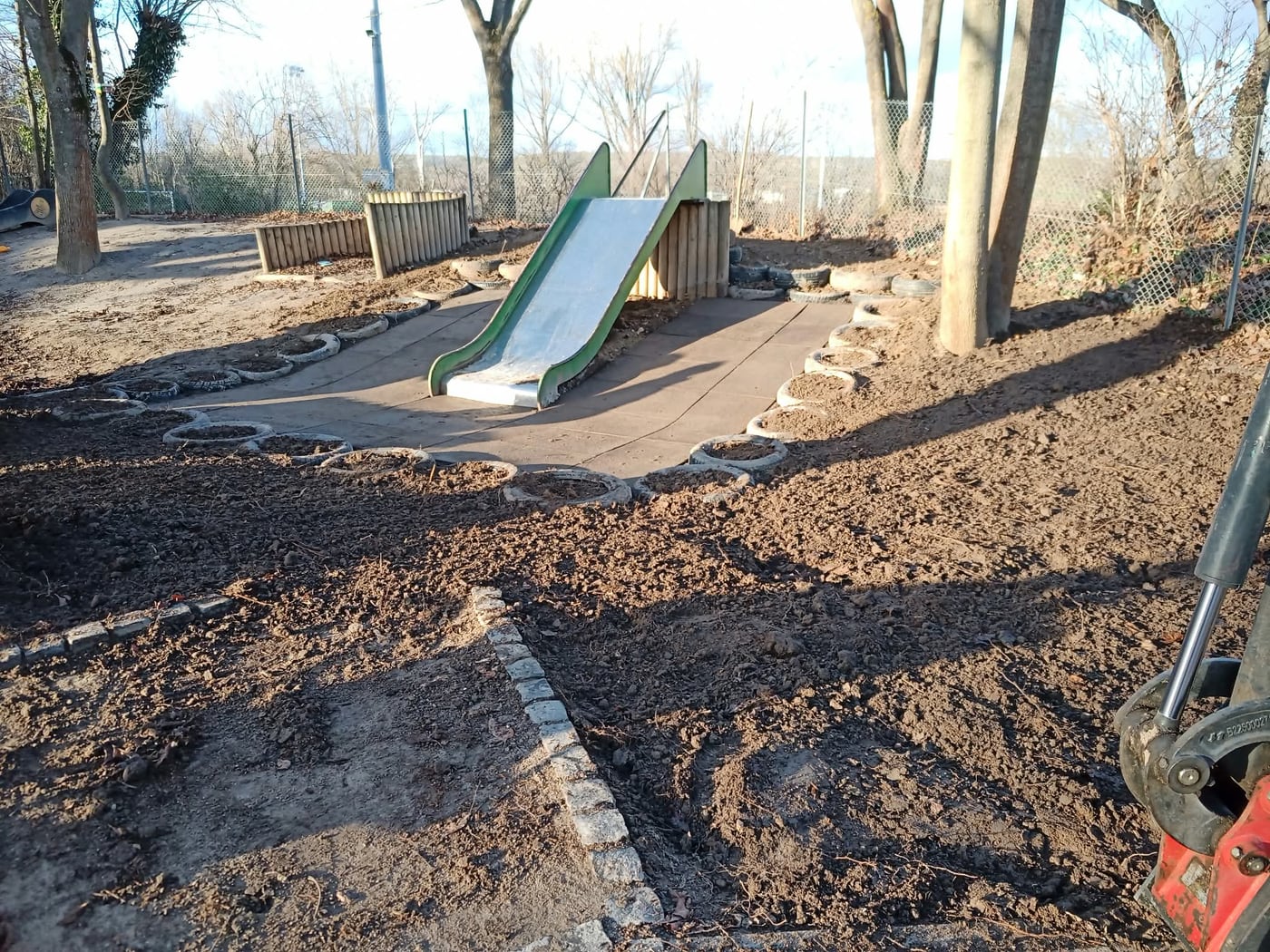 Rutschenhügel mit Reifen-Parcours und neu modelliertem Umfeld