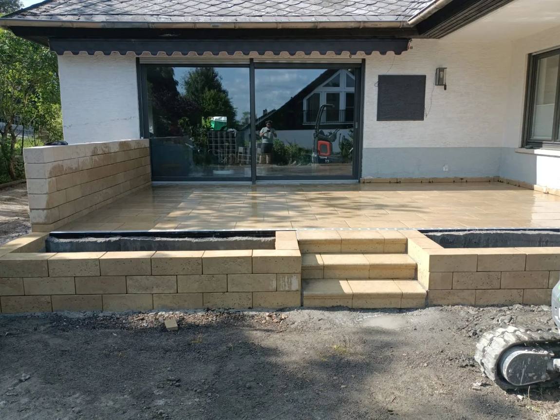 Holzterrasse am Haus
