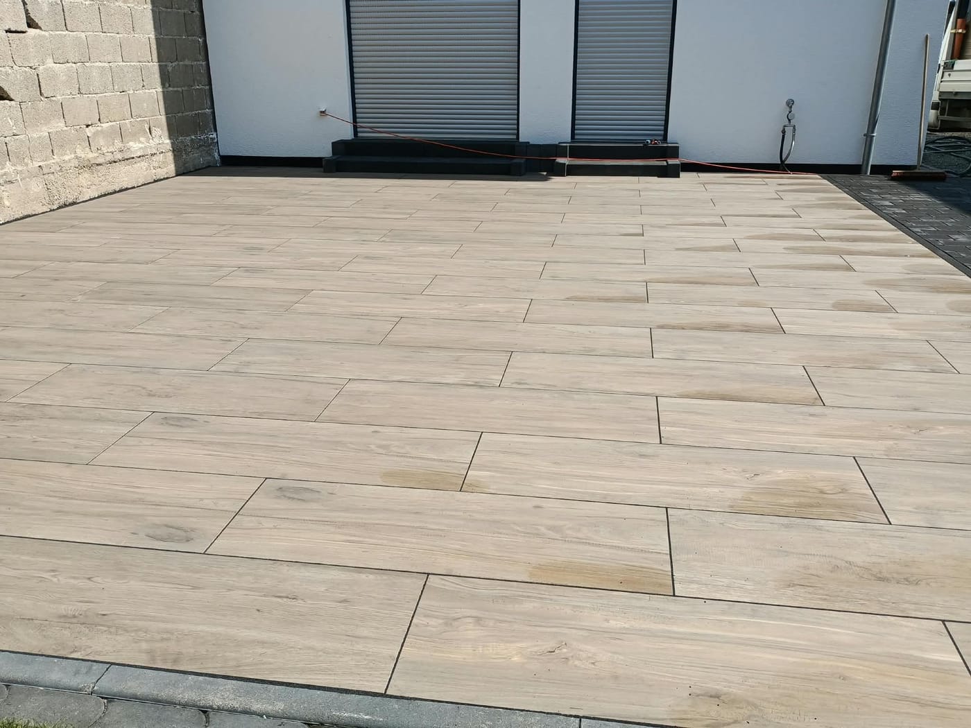 Terrasse aus Keramikplatten in Holzoptik an der Hauswand