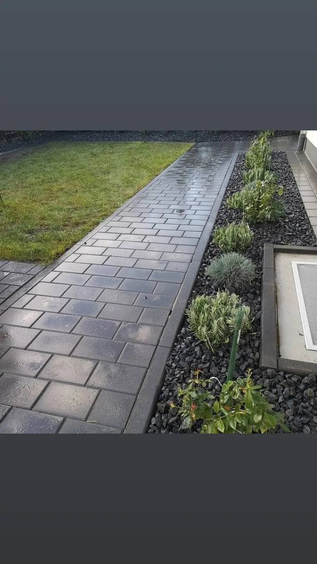 Schmaler Plattenweg im Garten