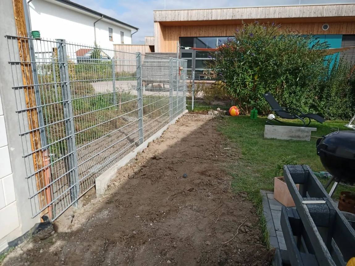 Zaunreihe entlang des Grundstücks